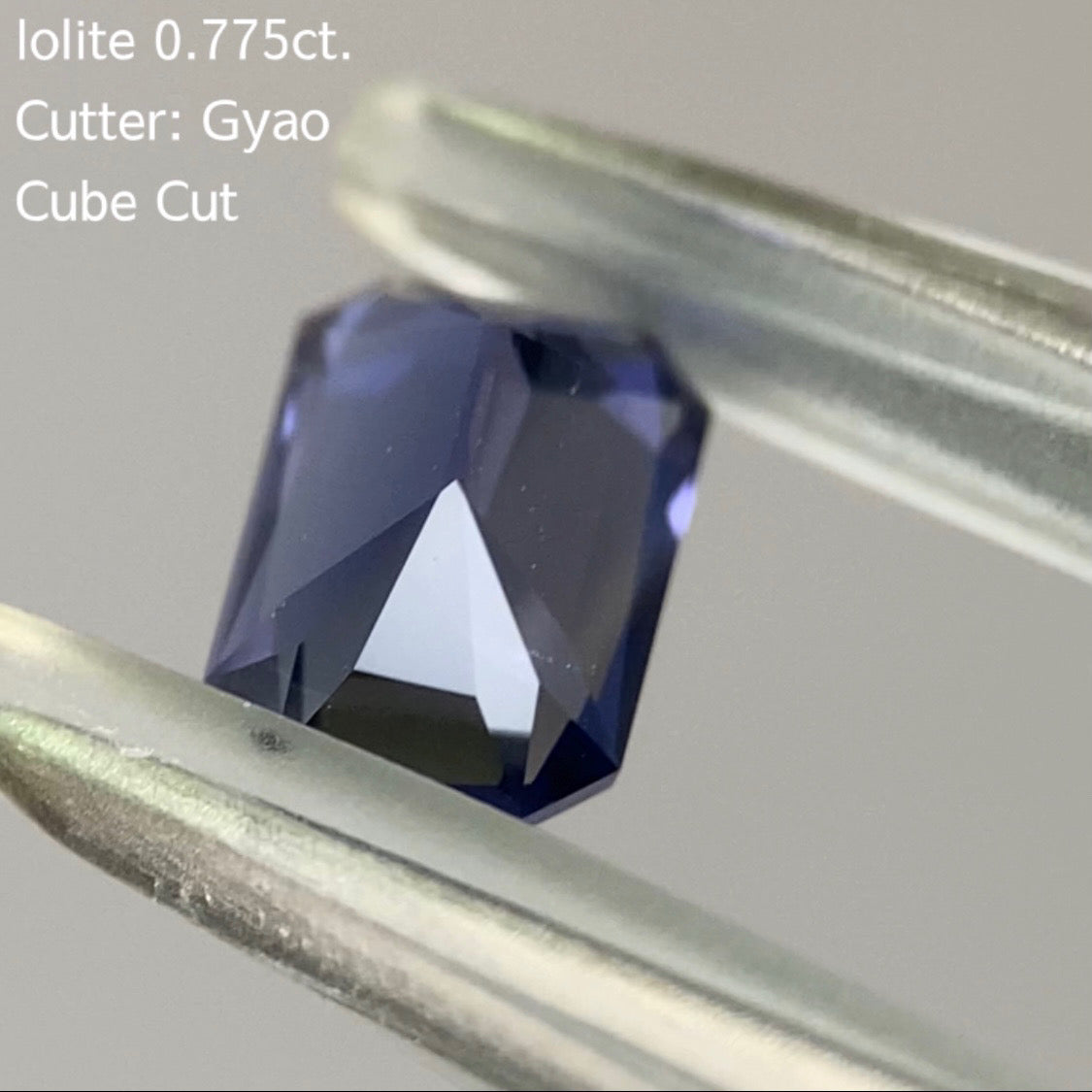大胆で繊細なカットの濃美色★四隅に変則キューブ★アイオライト0.775ct.ゲオちゃん作品