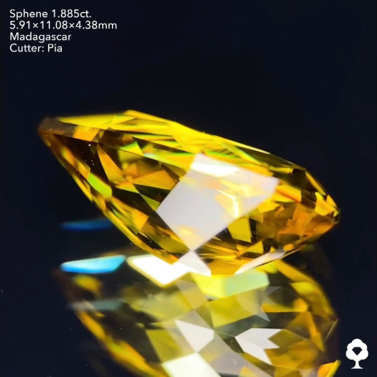 6ctから抽出された鋭くギラめくシャープペアシェイプ★スフェーン1.885ct ピアッちゃん作品★ハラキリプライス