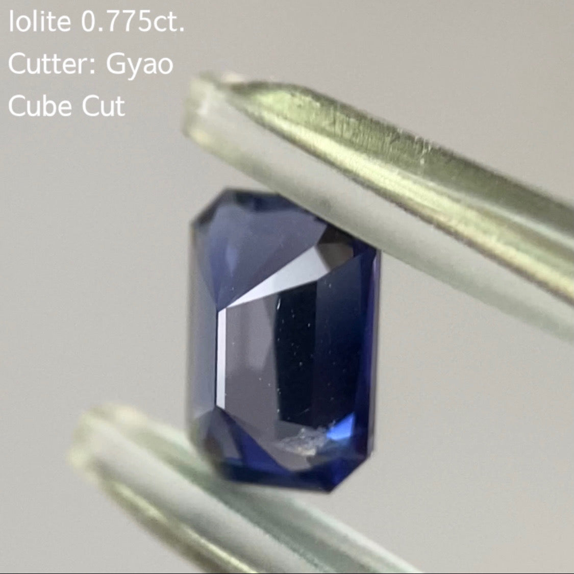 大胆で繊細なカットの濃美色★四隅に変則キューブ★アイオライト0.775ct.ゲオちゃん作品