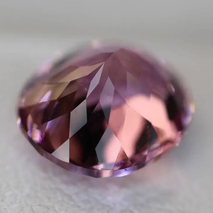 優しく可愛いピンクの細やかで強い煌めきを放つ変則キューブカット★マラヤガーネット 2.923ct【Cube cut】