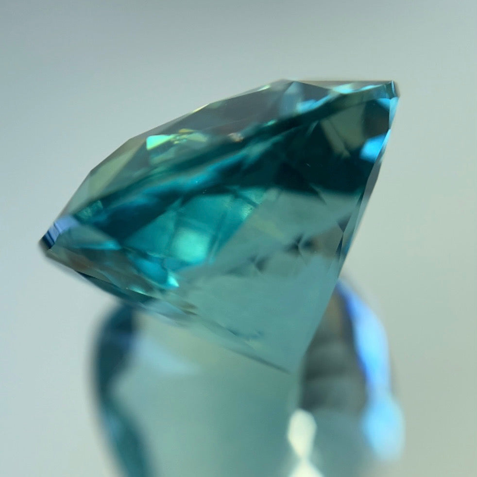 アディダス名作の孔雀のようなフローライト  6.69ct アディダス作品✨