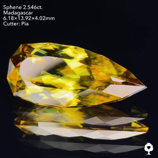 グリニッシュゴールドの美しい結晶のロングペアシェイプ★マダガスカルスフェーン2.546ct ピアッちゃん作品