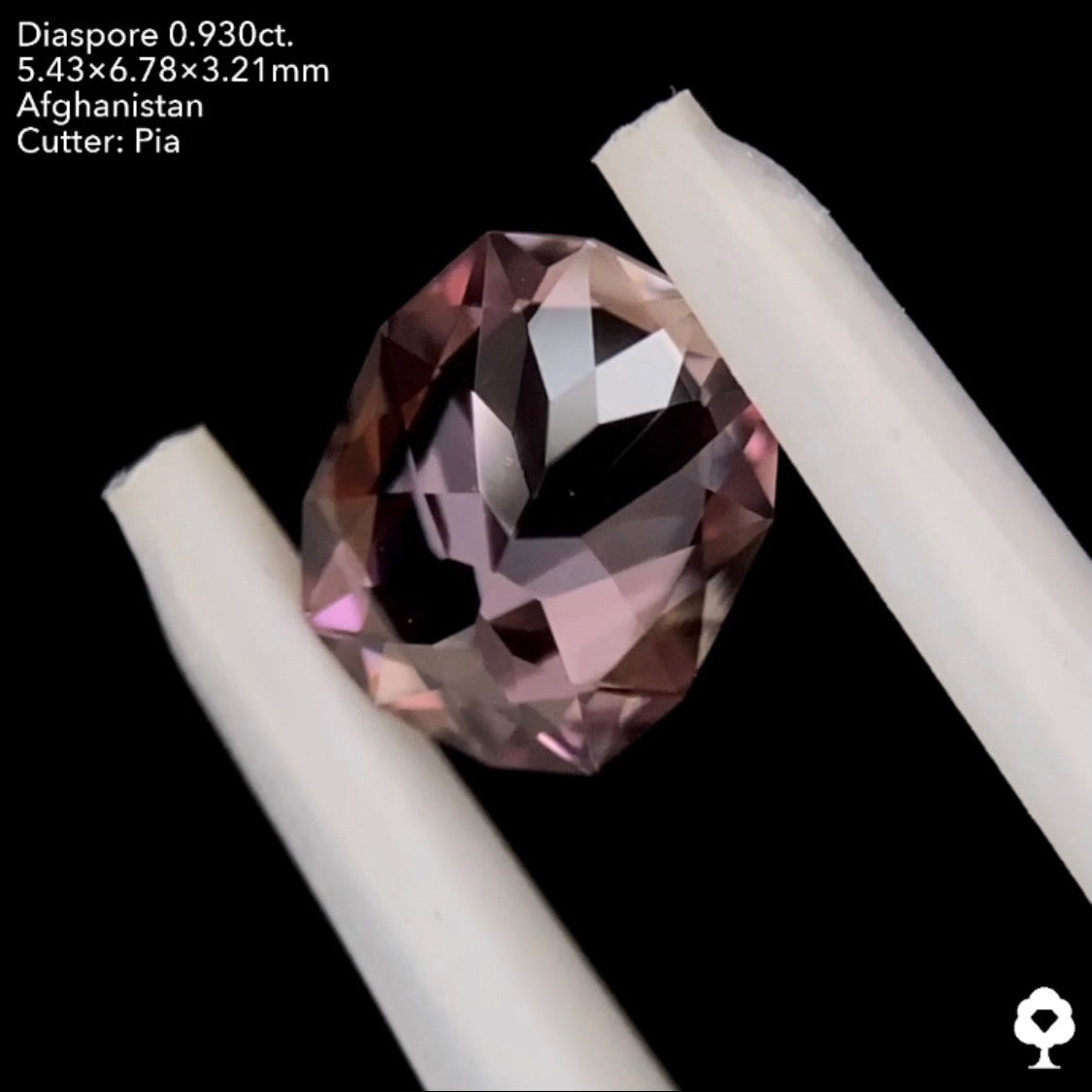 ピンクとパープルが見え隠れする美しい多色性★ダイアスポア0.930ct. ピアッちゃん作品