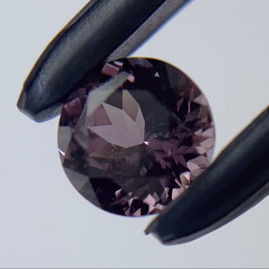 👽美しい赤ピンクにチェンジする美ラウンド★カラーチェンジガーネット0.42ct ピアッ作品