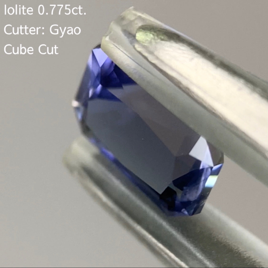 大胆で繊細なカットの濃美色★四隅に変則キューブ★アイオライト0.775ct.ゲオちゃん作品