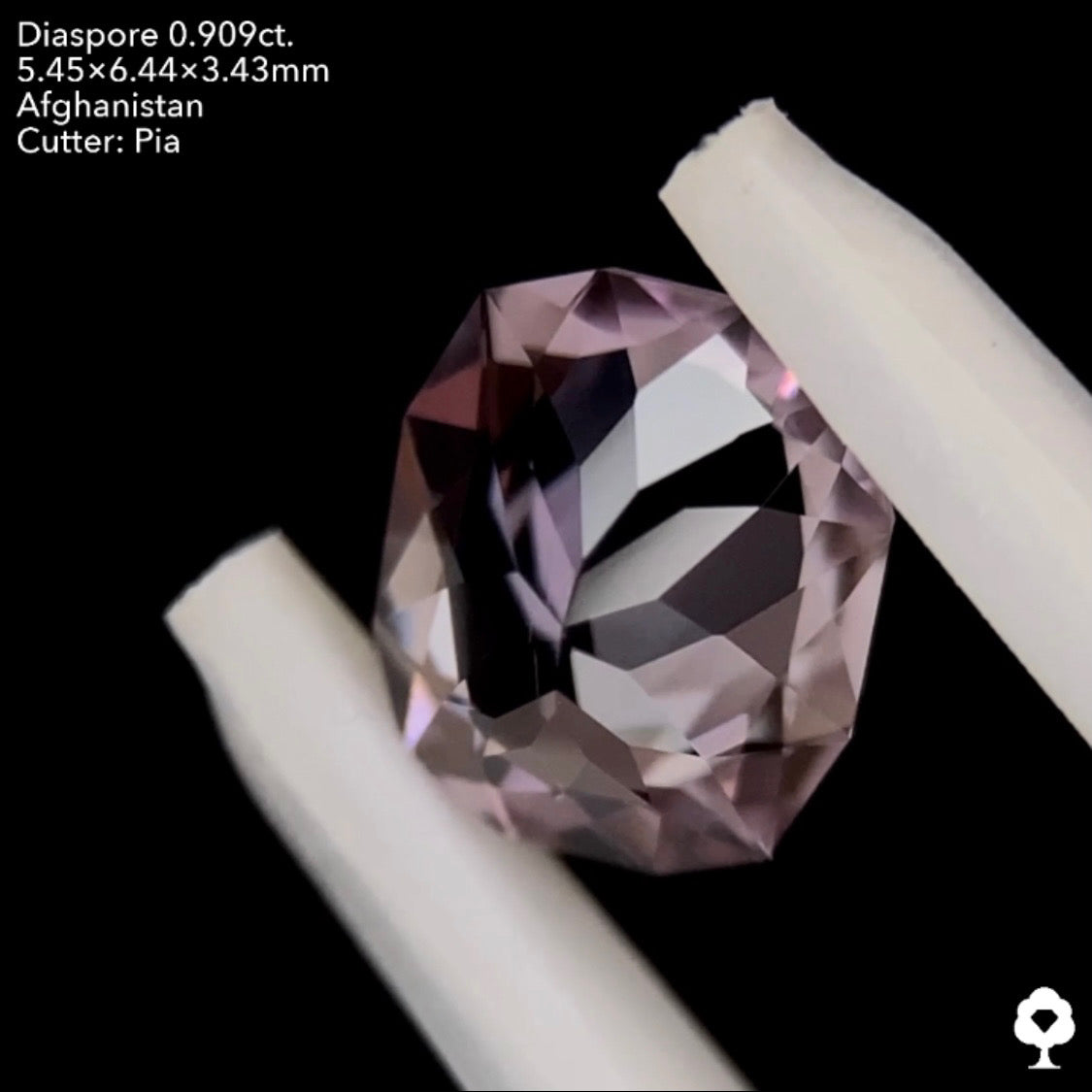 8/8(月)21:30終了‼️【原宿プチ個展リアルチハルーム開催感謝祭】繊細なパープリッシュピンクのクッションにはダブリングも★ダイアスポア0.909ct. ピアッちゃん作品