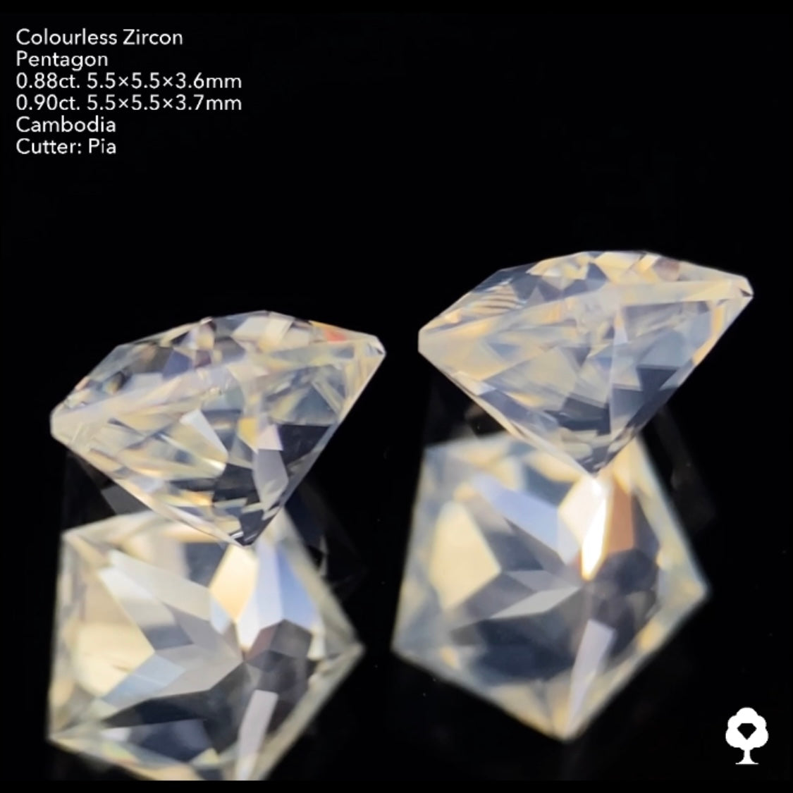 【ご落札者さま専用】ふんわりとした優しい雰囲気から鋭いファイアーがギラギラ★シルキーペンタゴンカラーレスジルコン2個セット計1.78ct. ピアッちゃん作品