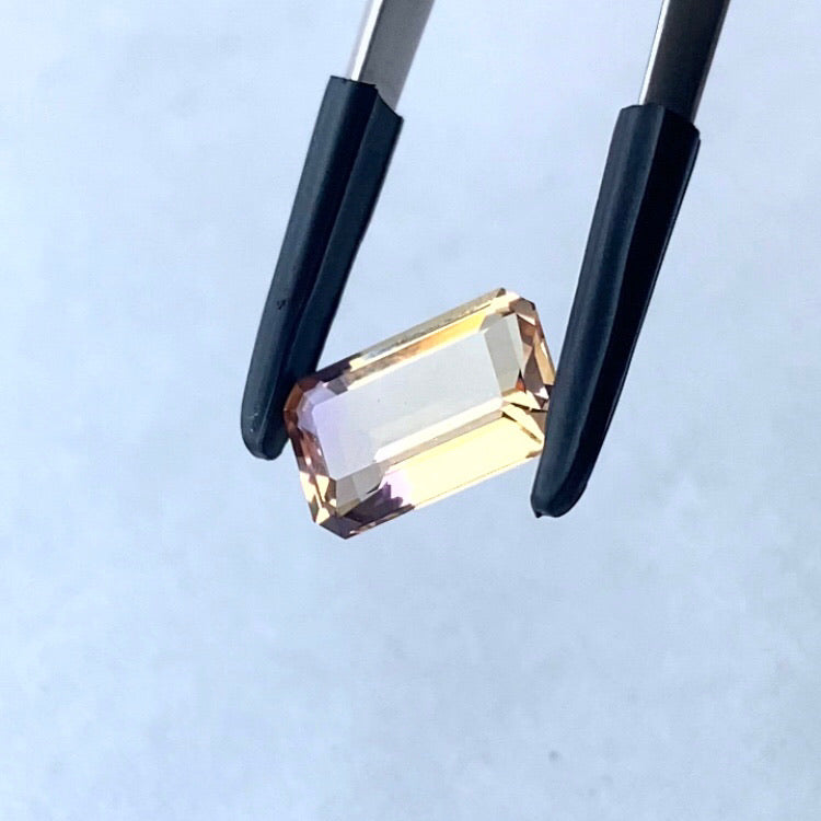 エレガントな色合い・雰囲気とオクタゴンのメタリックな輝き★アメトリン1.62ct