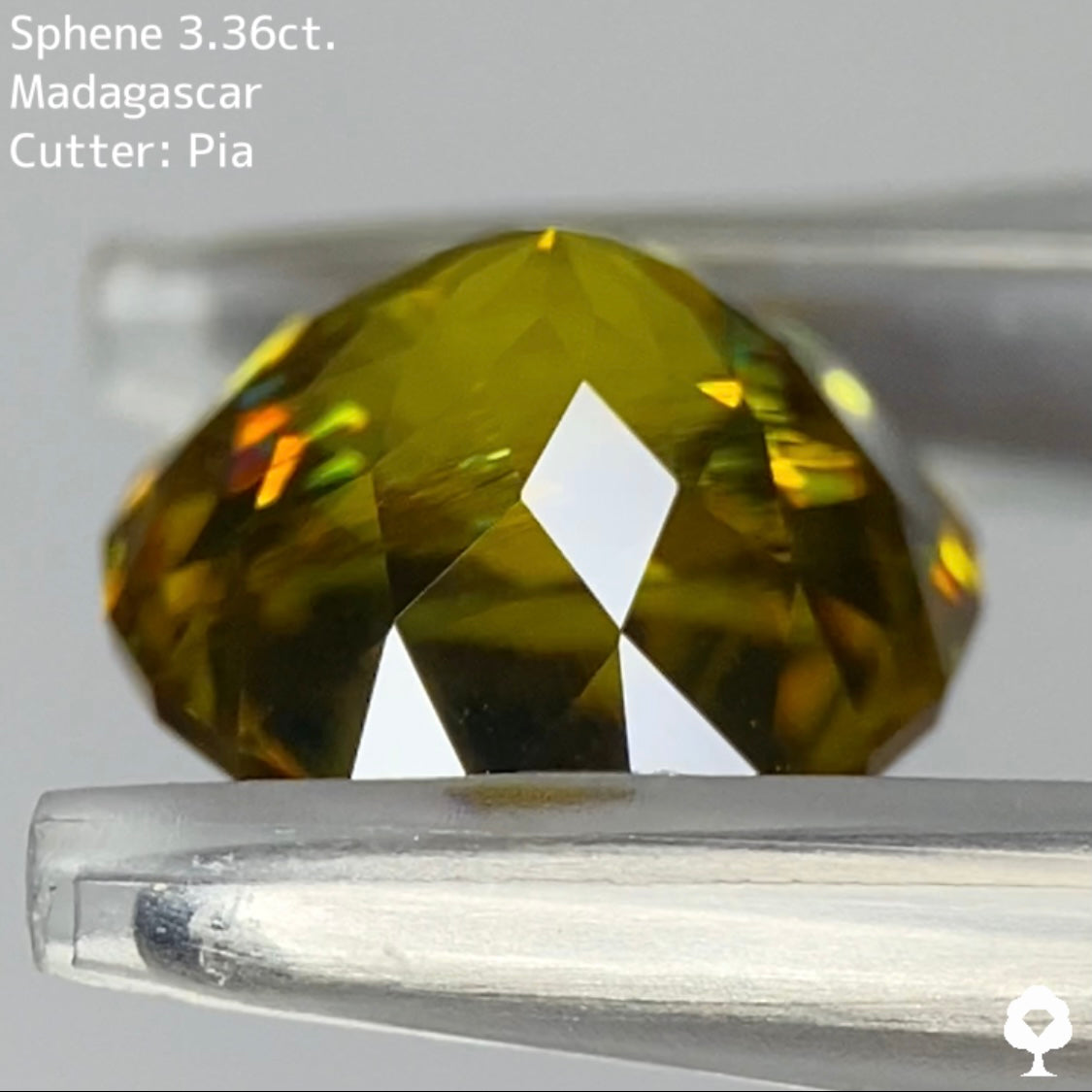 【1/2(月)21:00終了‼️2023初日の出オークション】双晶ラインとスゴいダブリングの小さな太陽★スフェーン 3.36ct ピアッちゃん作品