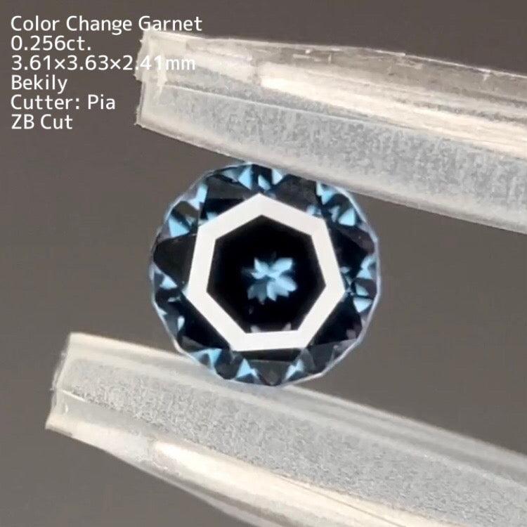 【ZBカット】ベキリーカラーチェンジガーネット0.256ct. ピアッちゃん作品