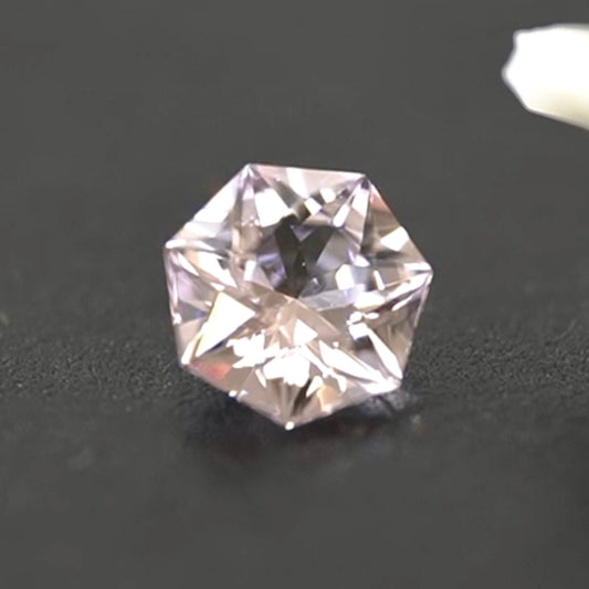 多角シリーズの中でも貴重な存在『七角形』をスピネルに施した0.429ct💎ピアッちゃん作品