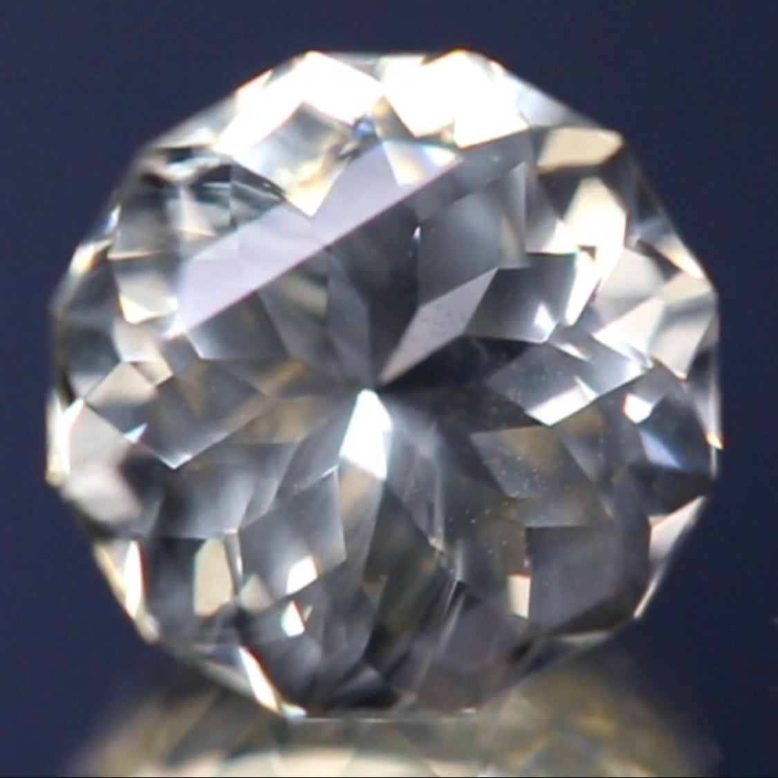 スクエアテーブルの新カットはシラーも美しい★ラブラドライト2.55ct 師匠作品✨こちらはクーポンはごめんなさい🙏