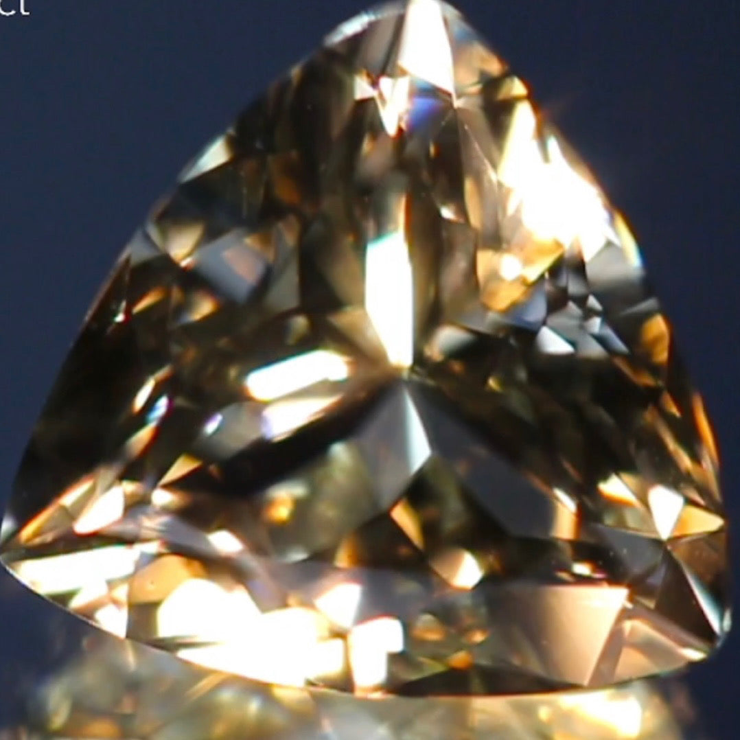 カメラが制御不能になるほど凄まじく輝くトリリアント★ラブラドライト2.50ct 師匠作品✨