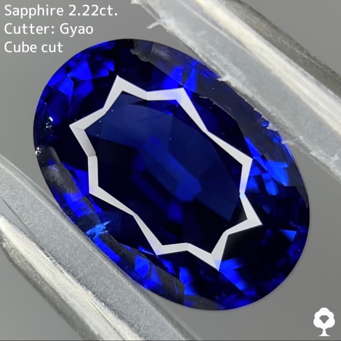 ロイヤルにインクブルーが混ざった濃厚美色に縁取りキューブカット★サファイア 2.220ct【Cube cut】