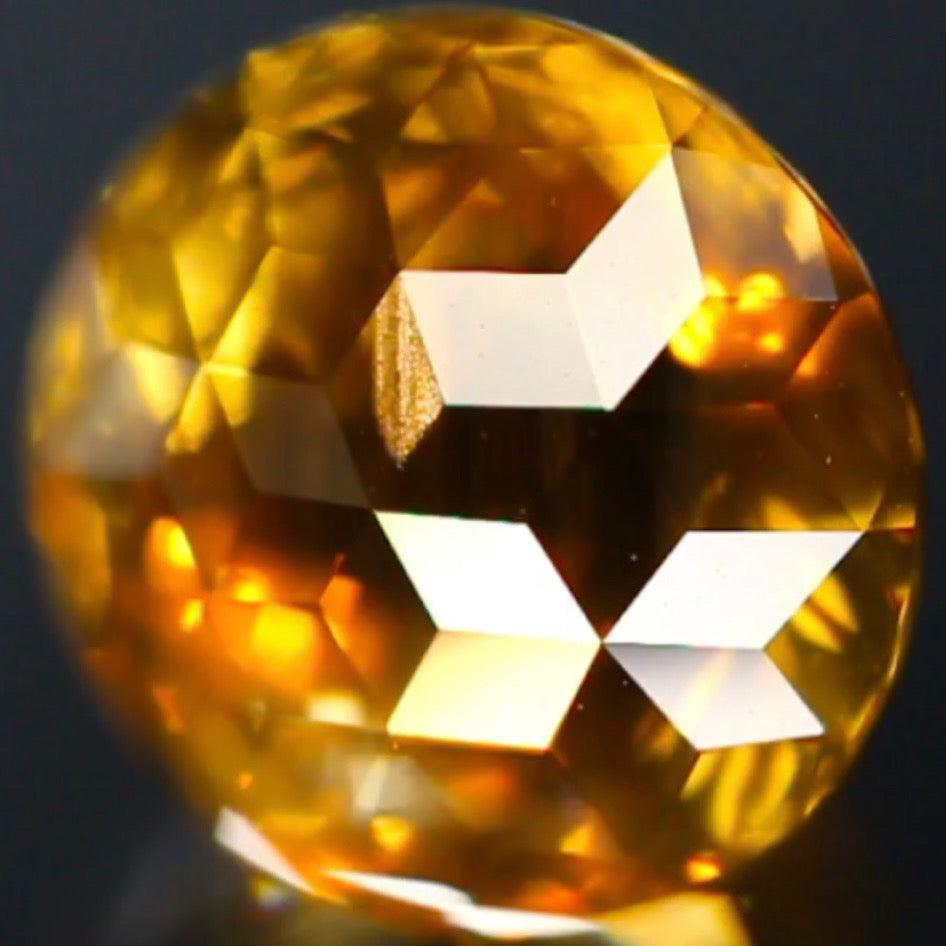 これぞ【キューブスターカット】濃厚ゴールドの美しい満月★ラブラドライト4.150ct ゲオちゃん作品✨こちらはクーポンはごめんなさい🙏