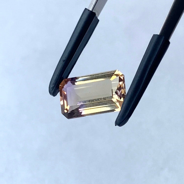 エレガントな色合い・雰囲気とオクタゴンのメタリックな輝き★アメトリン1.62ct