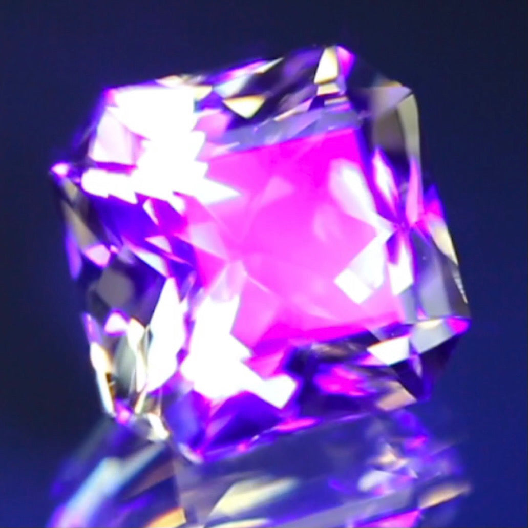 止まらない輝きの中に潜む美しい十字と成長線★ラブラドライト1.56ct 師匠作品✨こちらはクーポンはごめんなさい🙏
