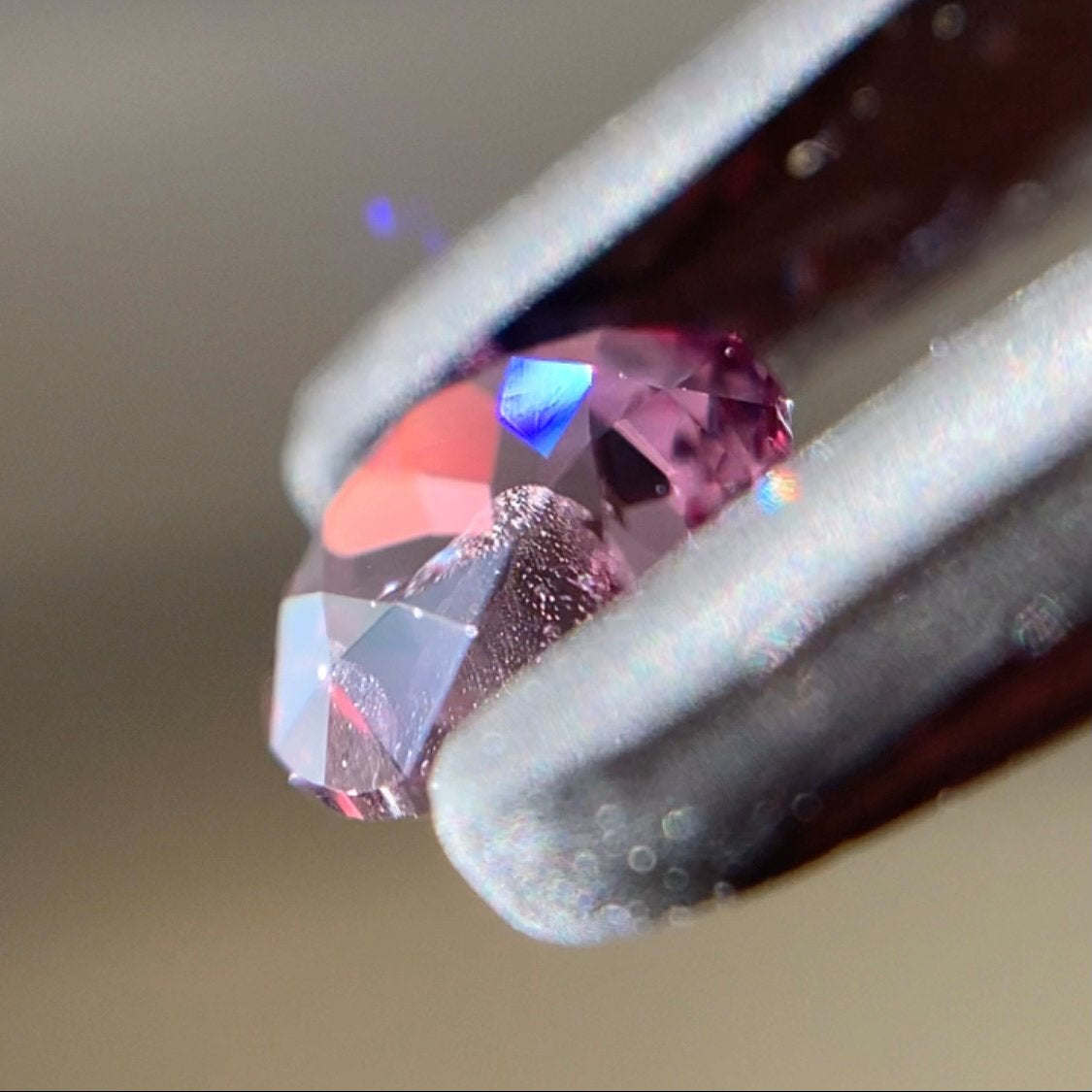 👽美しい赤ピンクにチェンジする美ラウンド★カラーチェンジガーネット0.42ct ピアッ作品