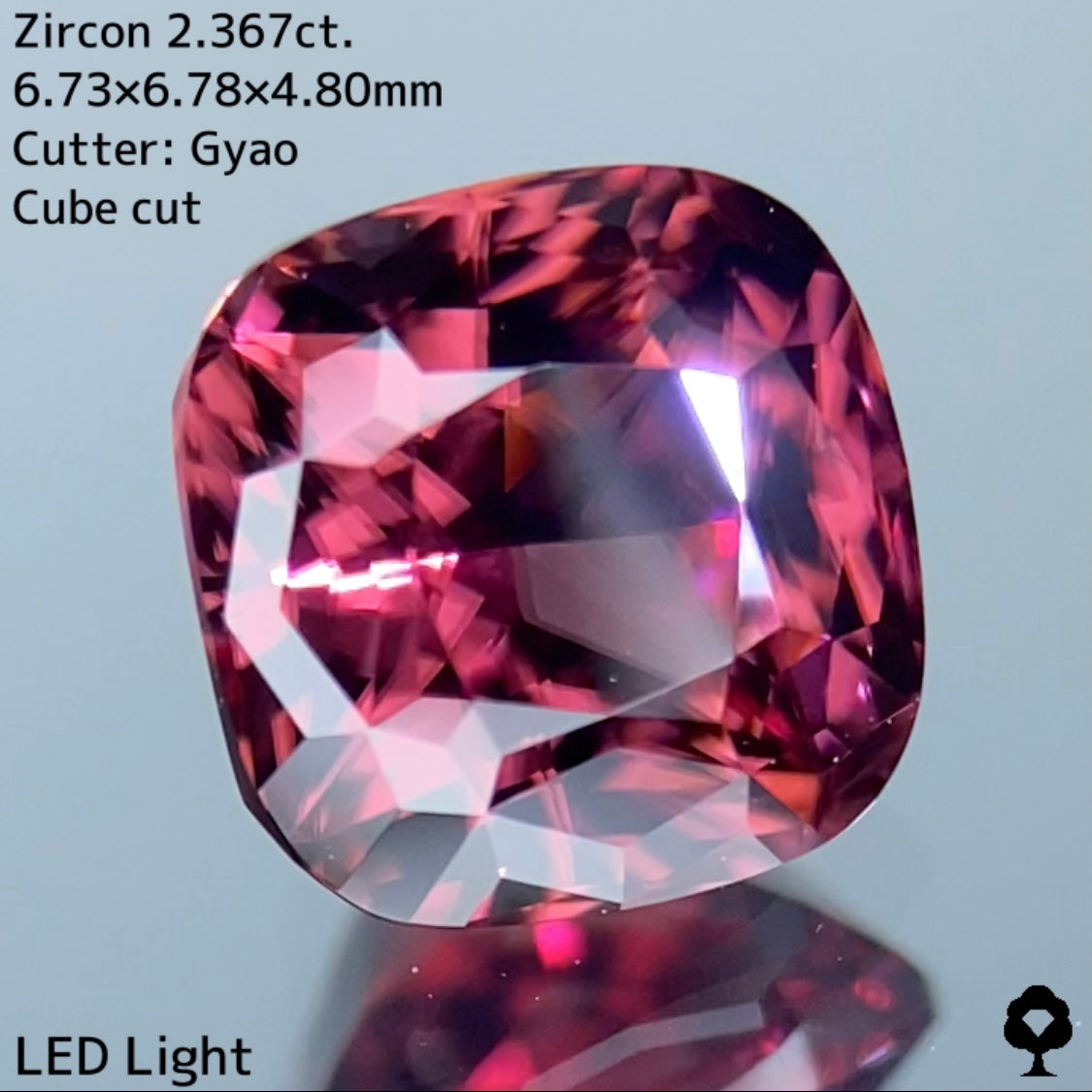 サンセットピンクが濃厚な果実の味わいを思わせる★ジルコン 2.367ct【Cube cut】