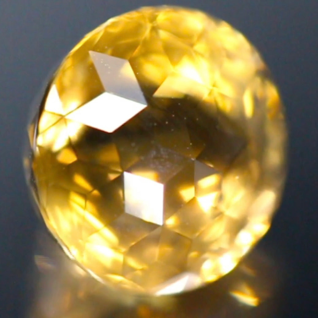 これぞ【キューブスターカット】濃厚ゴールドの美しい満月★ラブラドライト4.150ct ゲオちゃん作品✨こちらはクーポンはごめんなさい🙏