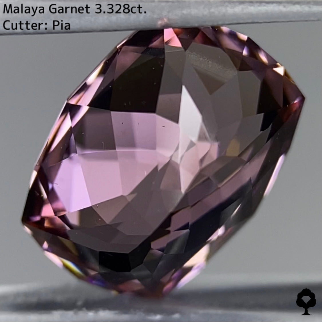 クールなファンシークッションに仕上げられたセクシーカラー★マラヤガーネット 3.328ct
