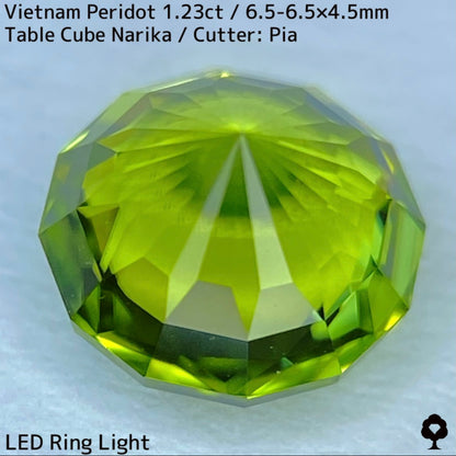 ベトナム産ペリドット1.23ct★煌めき抜群の美結晶をGTJの王道と言えるテーブルキューブナリカーに仕上げた一石
