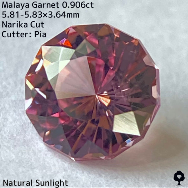 可憐な色合いのナリカーカットにはカラフルファイアーが添えられる★マラヤガーネット0.906ct
