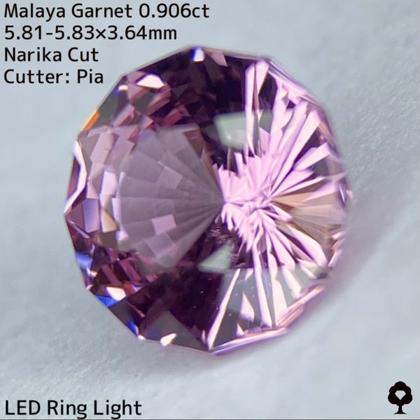 可憐な色合いのナリカーカットにはカラフルファイアーが添えられる★マラヤガーネット0.906ct