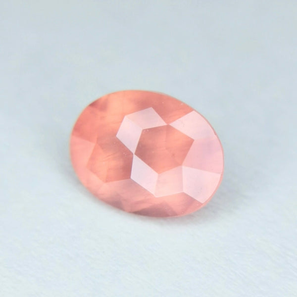 国産宝石の底力、軟らかい雰囲気をキューブカットでお届け / ロードクロサイト 0.597ct