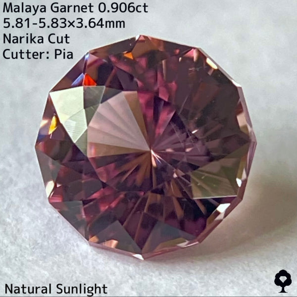 可憐な色合いのナリカーカットにはカラフルファイアーが添えられる★マラヤガーネット0.906ct