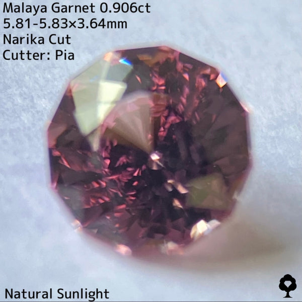 可憐な色合いのナリカーカットにはカラフルファイアーが添えられる★マラヤガーネット0.906ct