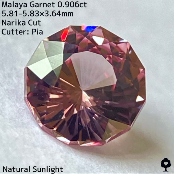 可憐な色合いのナリカーカットにはカラフルファイアーが添えられる★マラヤガーネット0.906ct