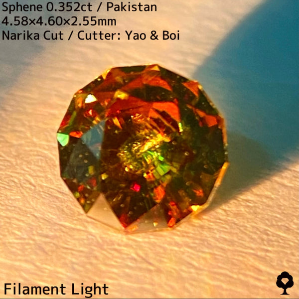 双晶ラインとインクルによってビックバンが起きているようなグリーンとオレンジ美しいナリカーカット★パキスタン産スフェーン0.352ct