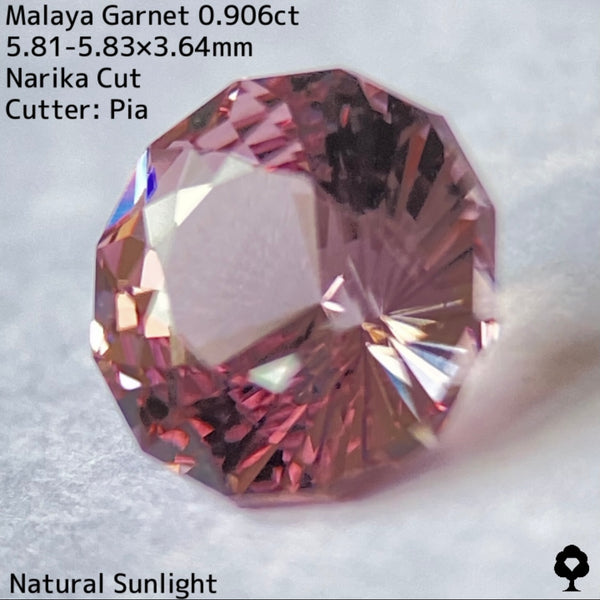 可憐な色合いのナリカーカットにはカラフルファイアーが添えられる★マラヤガーネット0.906ct