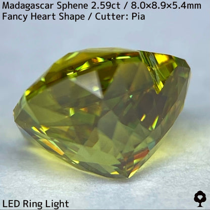 グリニッシュゴールドから止まらない煌めきとファイアー放つファンシーハート★マダガスカル産スフェーン2.59ct