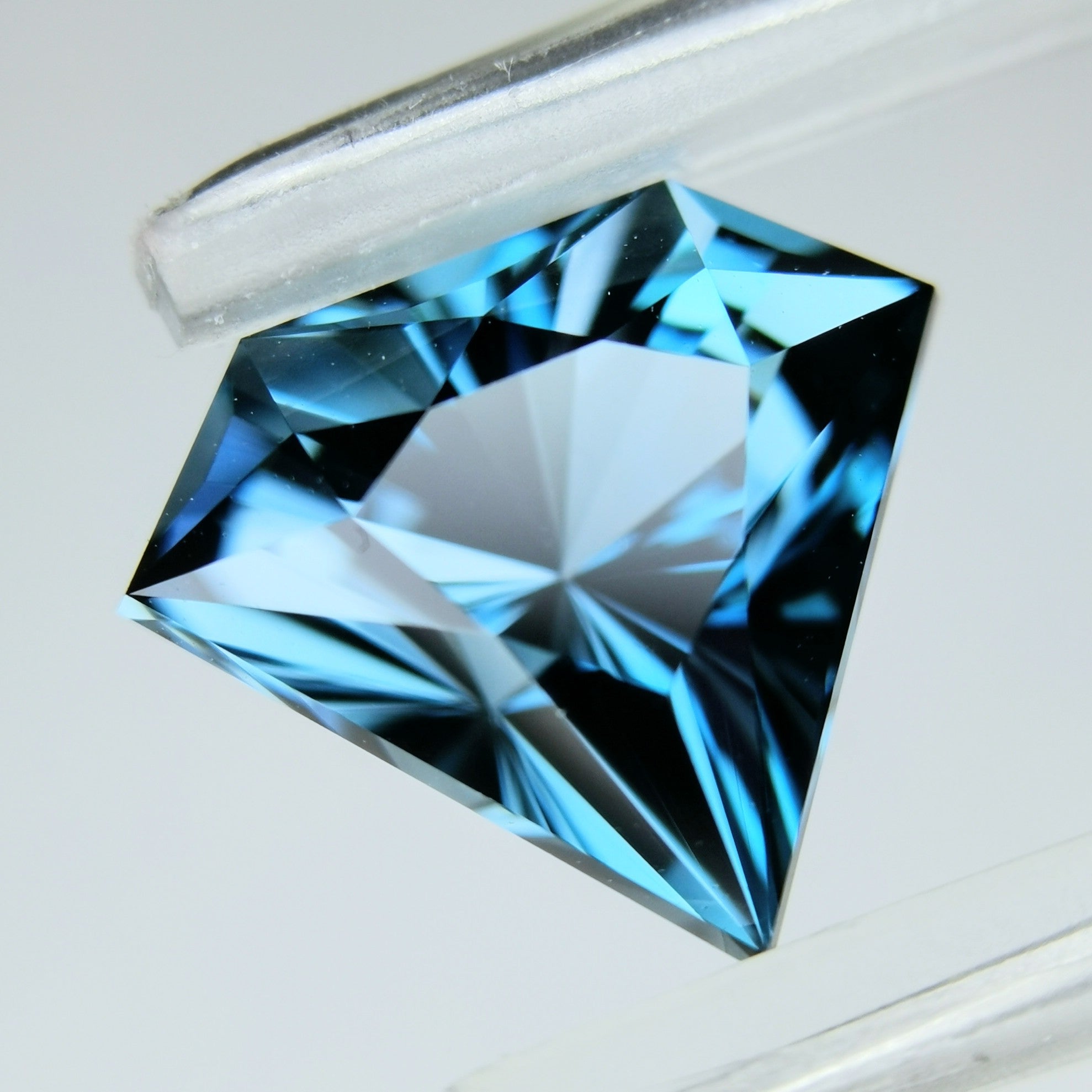 ロンドンブルートパーズ 3.75ct☆大粒の宝石形ナリカーの美しいブルー