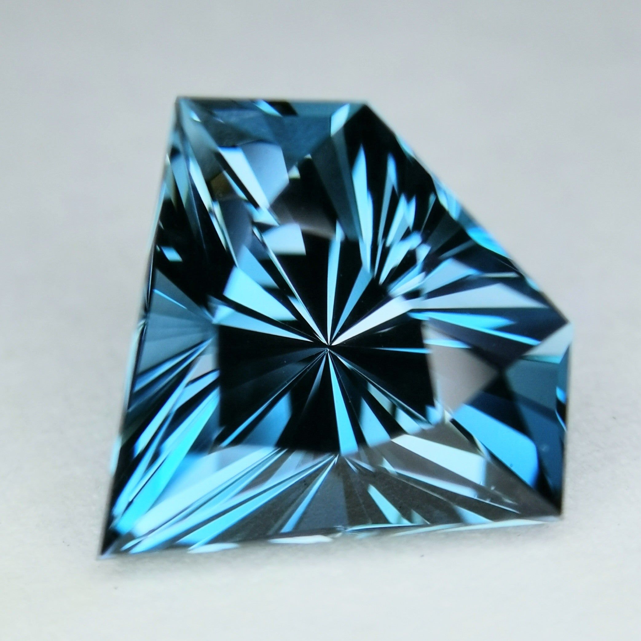 ロンドンブルートパーズ 3.75ct☆大粒の宝石形ナリカーの美しいブルー