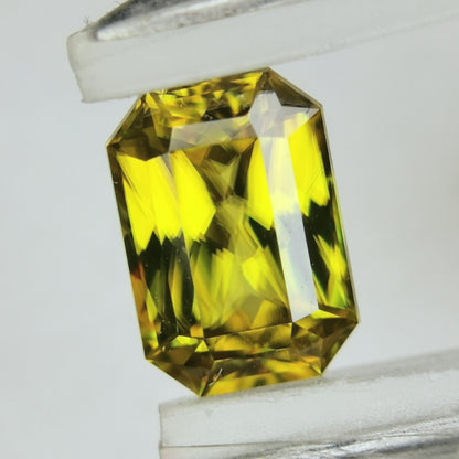 マダガスカル産スフェーン 0.94ct★煌めきダブリング凄まじいゴールドの美しい結晶