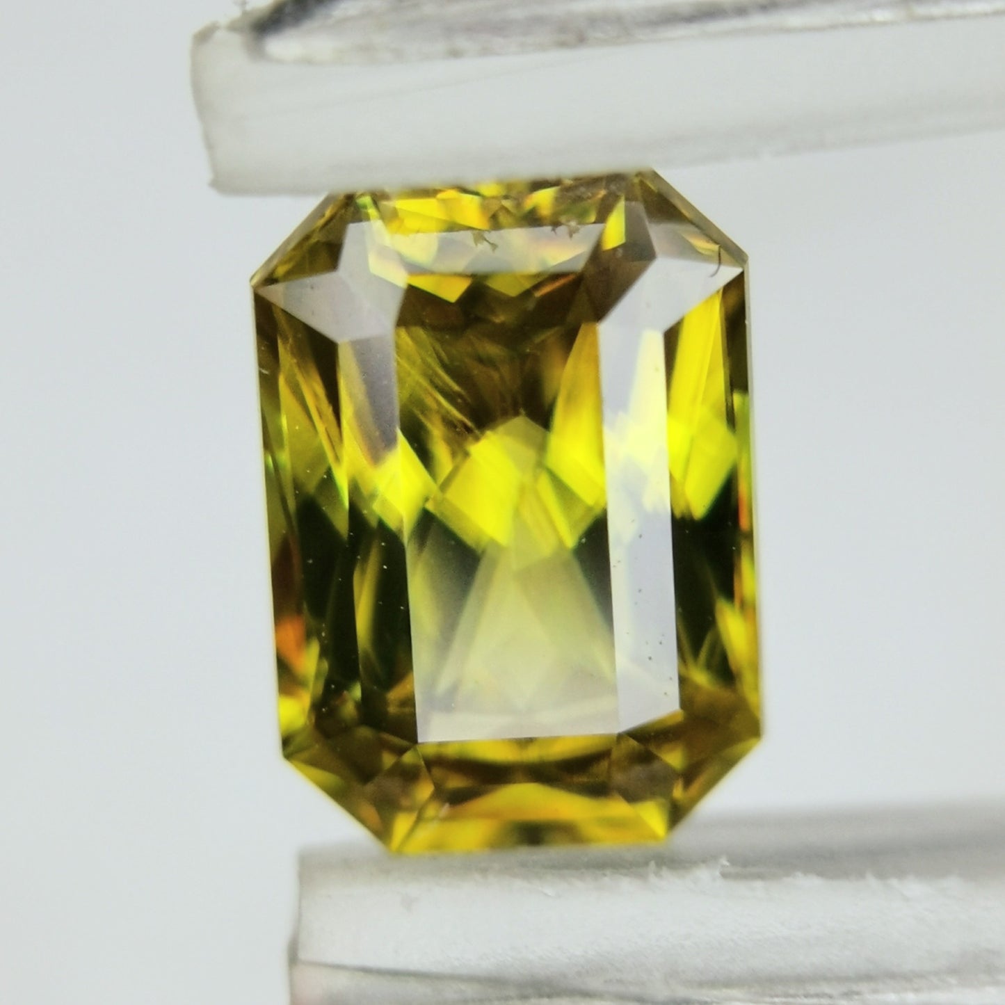 マダガスカル産スフェーン 0.94ct★煌めきダブリング凄まじいゴールドの美しい結晶