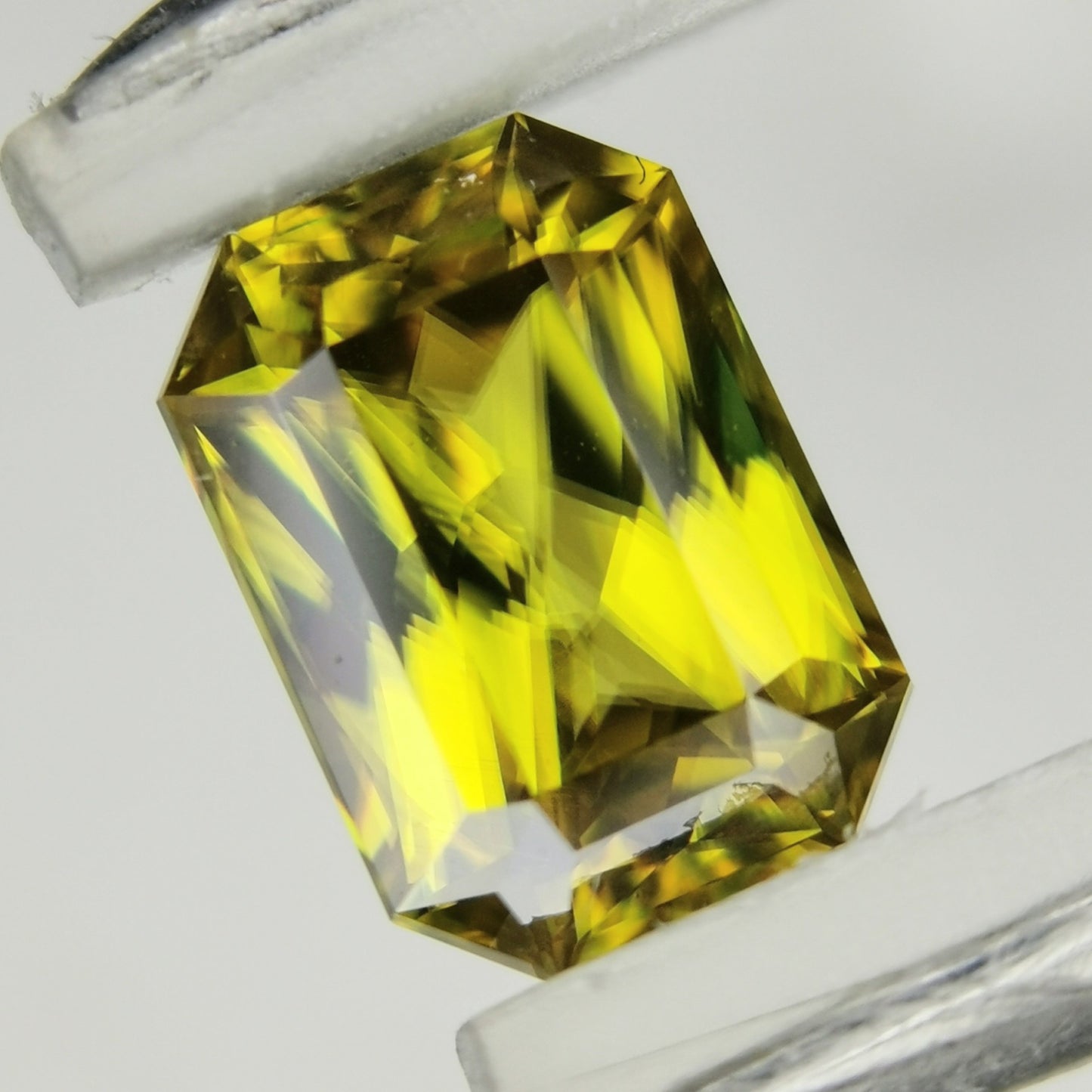 マダガスカル産スフェーン 0.94ct★煌めきダブリング凄まじいゴールドの美しい結晶