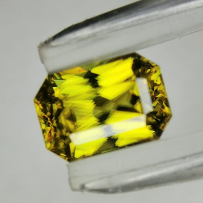 マダガスカル産スフェーン 0.94ct★煌めきダブリング凄まじいゴールドの美しい結晶