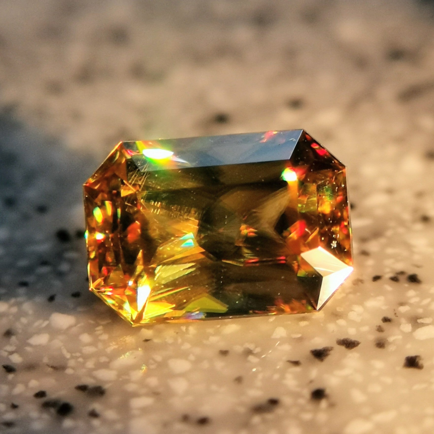 マダガスカル産スフェーン 0.94ct★煌めきダブリング凄まじいゴールドの美しい結晶