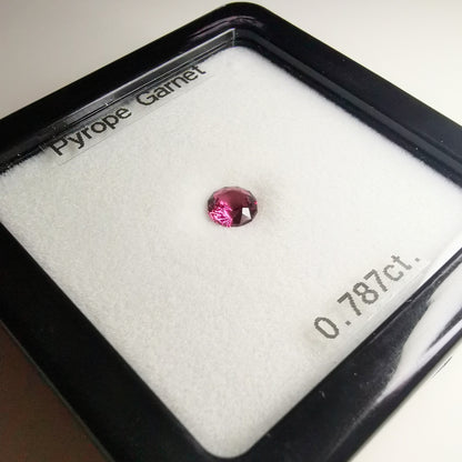 SOLD OUT 美色ボディーにナリカーカット  / パイロープガーネット 0.787ct