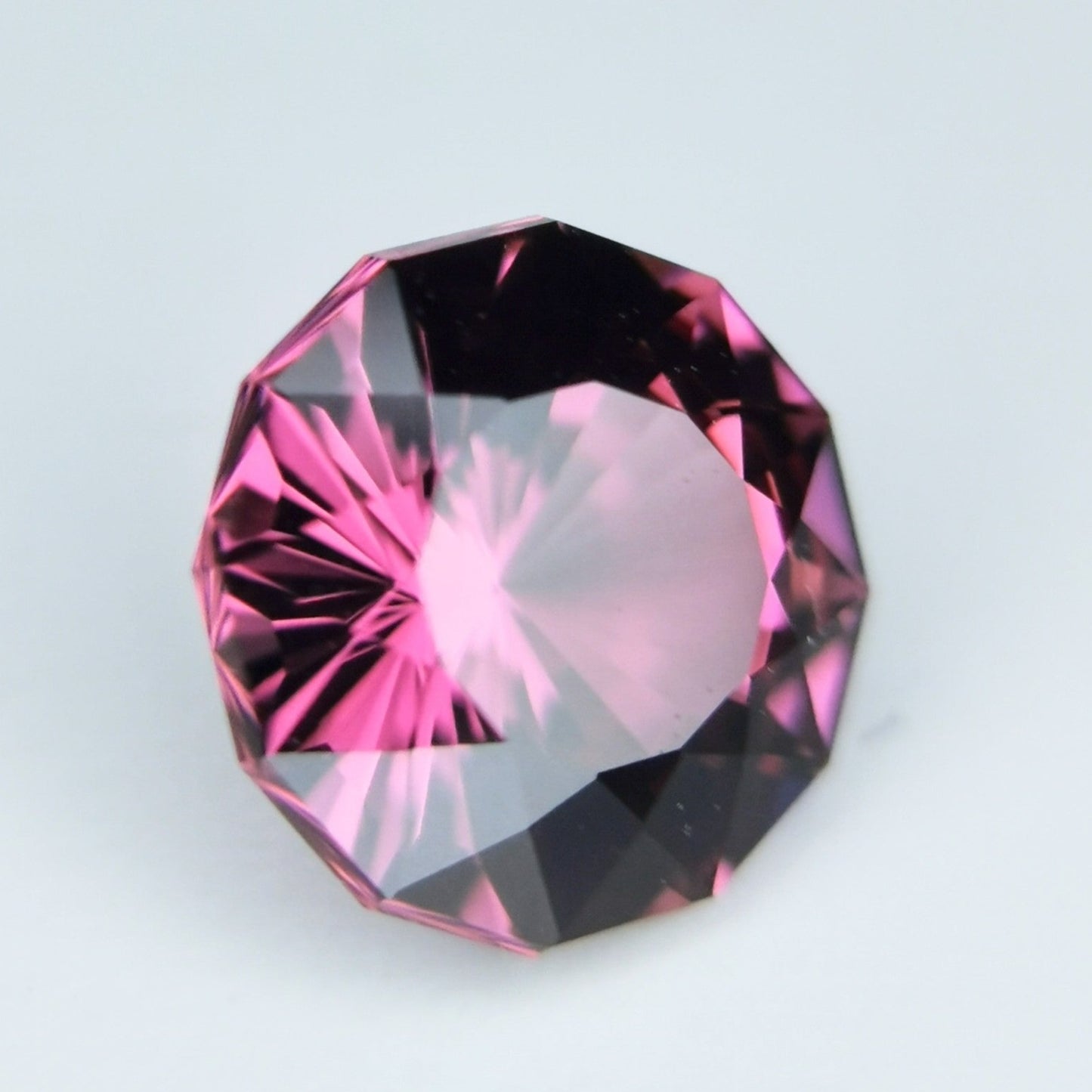 SOLD OUT 美色ボディーにナリカーカット  / パイロープガーネット 0.787ct