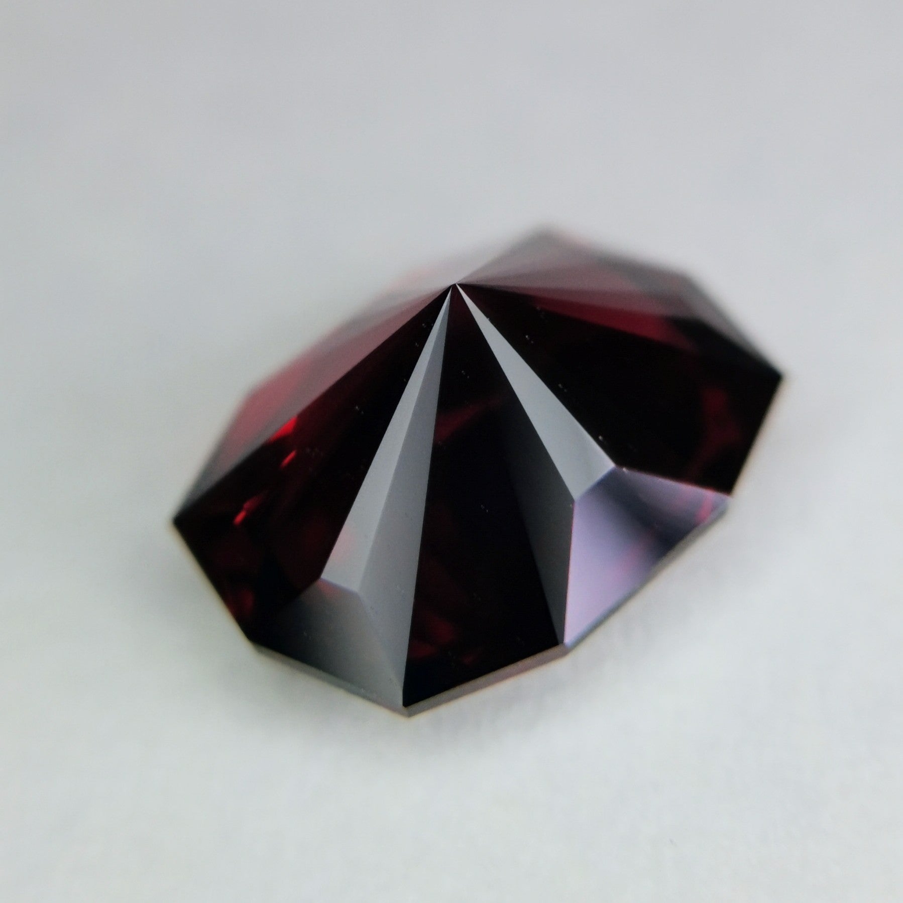 お手本の様な赤。格好良いカットが施された柘榴石 / アルマンディンガーネット 2.812ct – GemTreeJapan