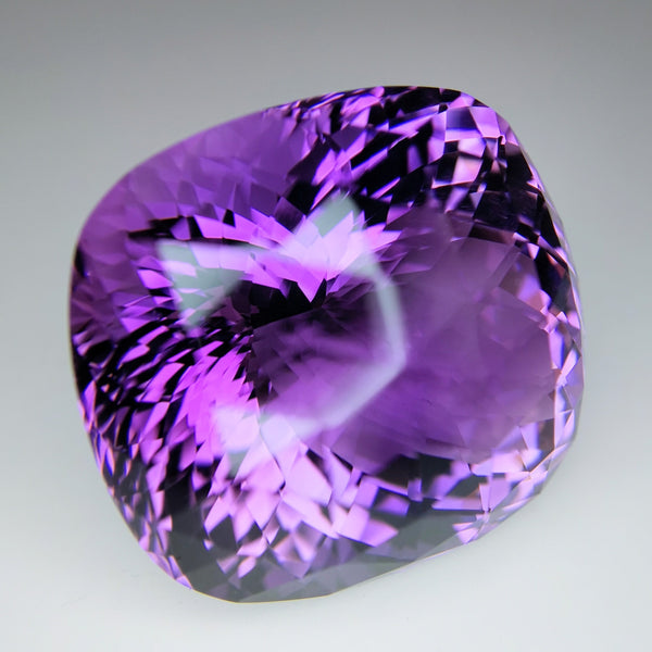 【お客さま専用】アメジスト 109.796ct / 超大粒にしてガッツリなレイちゃんカットが施された紫水晶