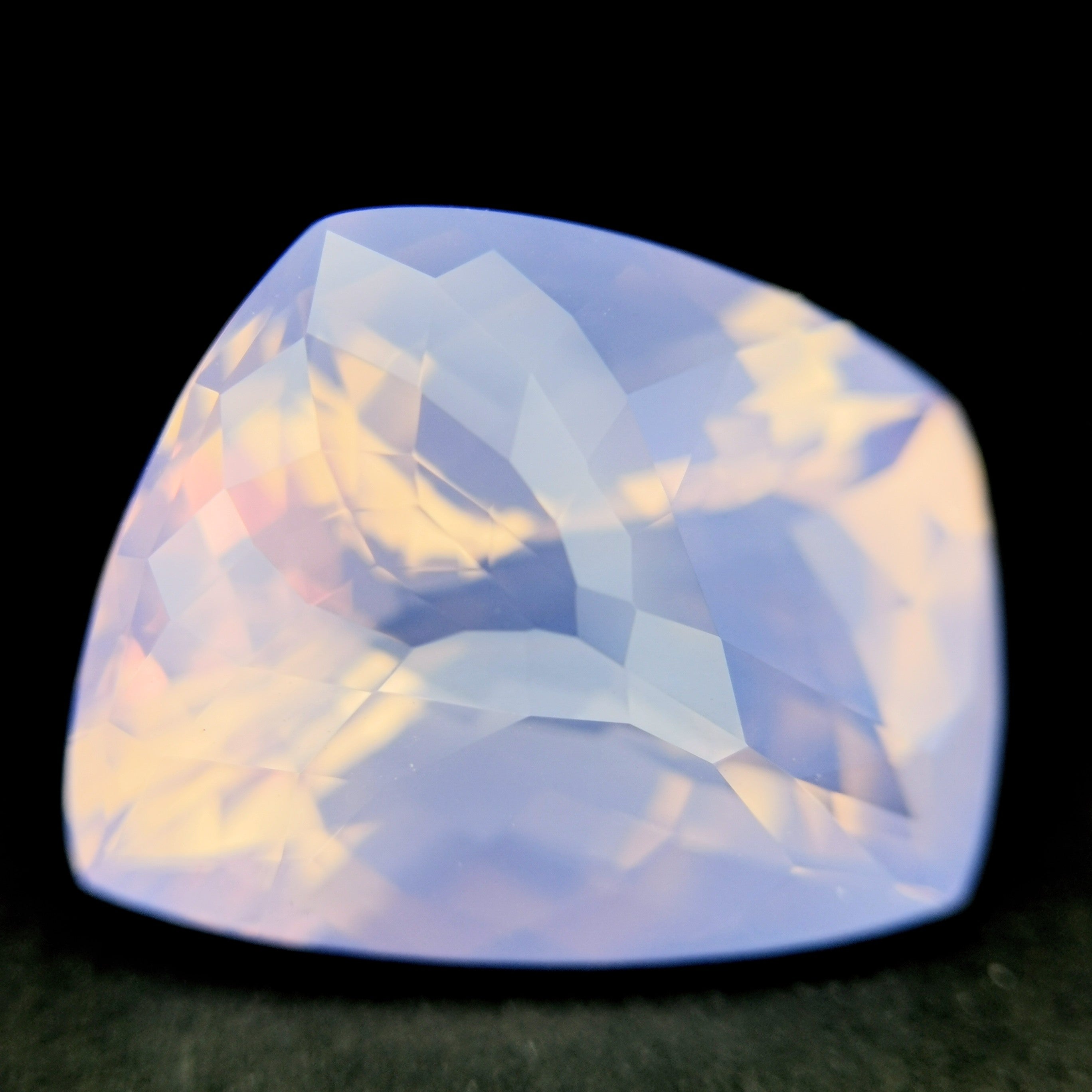 ミルキーアメジスト 6.943ct / ゲオちゃんの特殊カット、唯一無二の仕掛けが！？