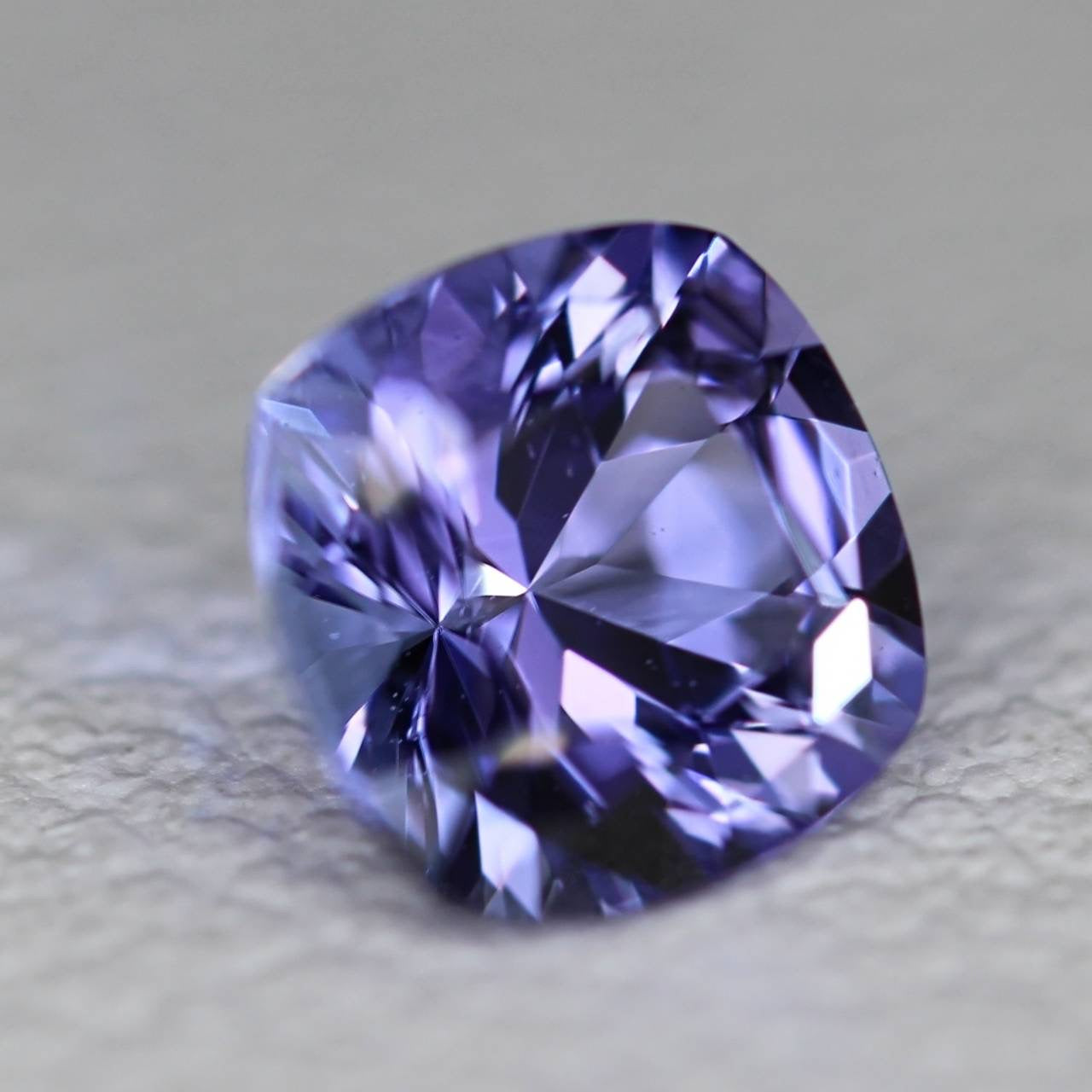 【勝手にチャットプレキャン】タンザナイト 0.49ct / ゲオちゃんのキューブカットが入ったシッカリ紫陽花色