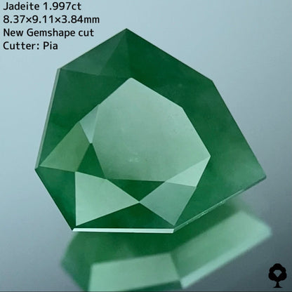 ほどよい濃さの緑で優しく面白さもある新宝石型カット★ヒスイ(翡翠)1.997ct