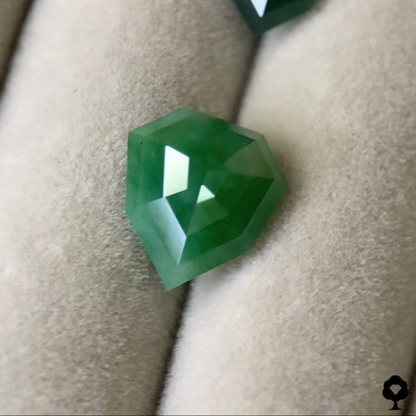 ほどよい濃さの緑で優しく面白さもある新宝石型カット★ヒスイ(翡翠)1.997ct